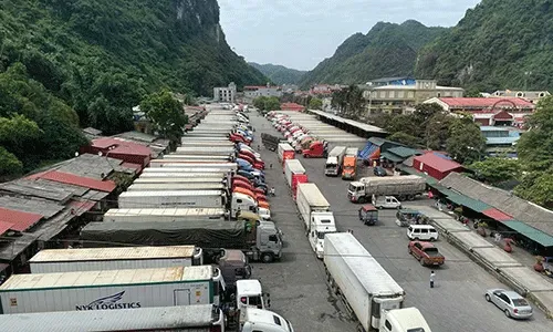 Xe chở nông sản xuất khẩu sang Trung Quốc tại cửa khẩu Tân Thanh