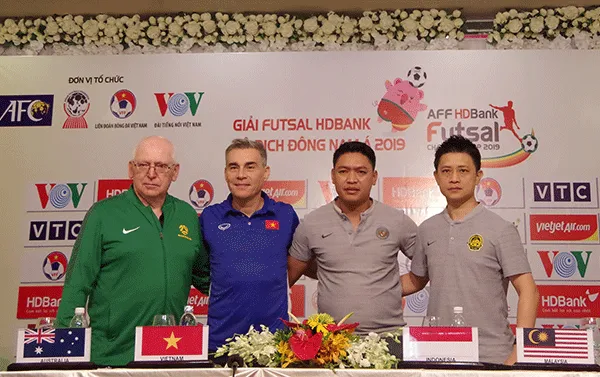 HLV tuyển Việt Nam Miguel Rodrigo (thứ 2 từ trái sang) cùng các HLV 3 đội bóng ở bảng B