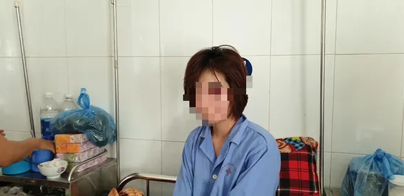 Chị H. bị 4 thanh niên hành hung gây thương tích, đang điều trị tại bệnh viện - Ảnh: TTO 