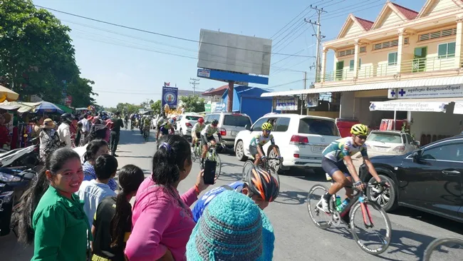 Người dân Campuchia chào đón đoàn đua. 