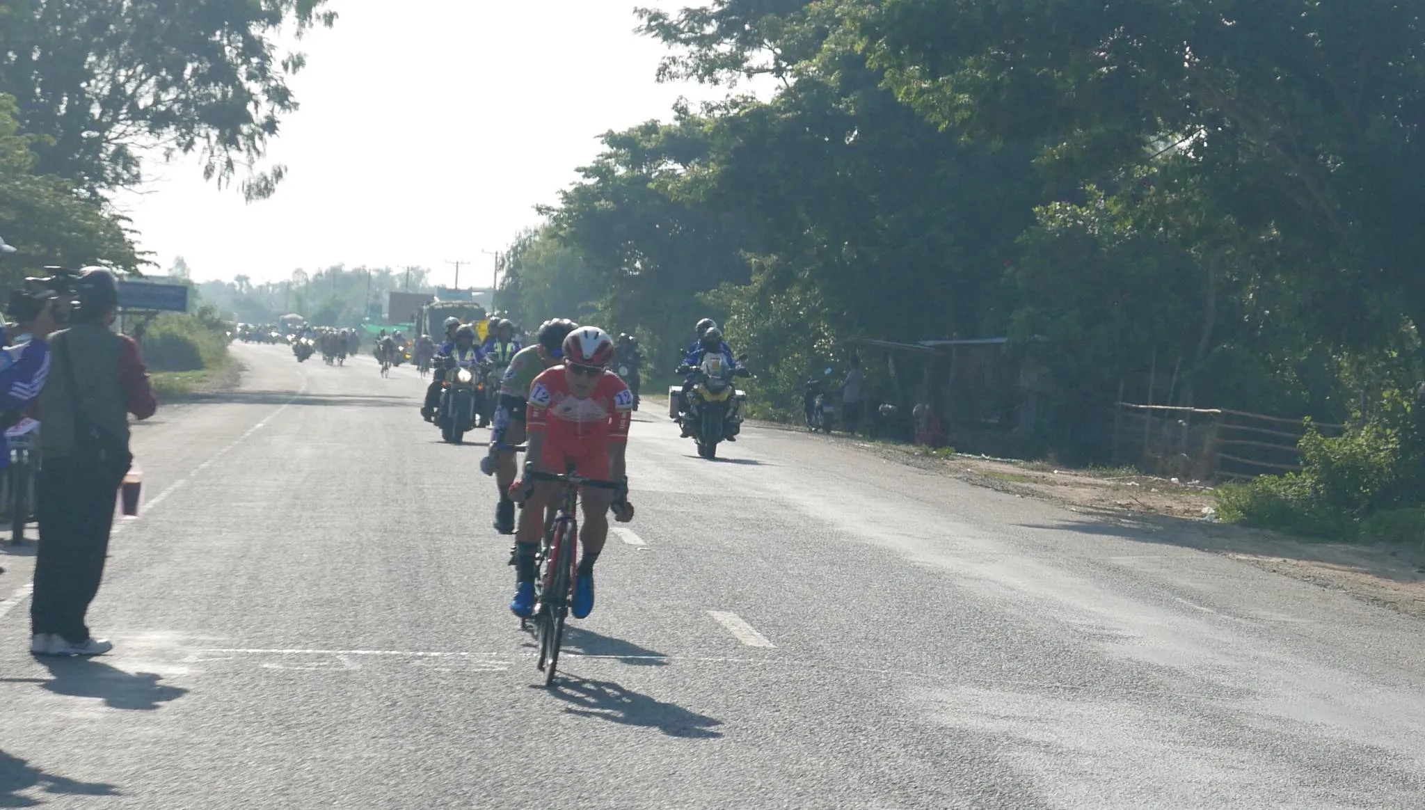 7h45, tay đua Nguyễn Văn Bình (12) đã rút thắng Phan Thanh Tấn Tài (73) của Vĩnh Long ở giải thưởng dọc đường đầu tiên