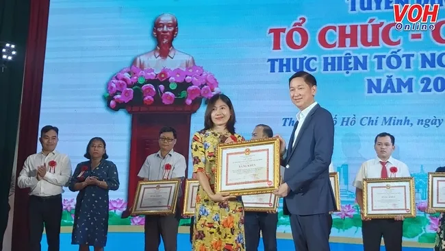 Phó Chủ tịch UBND TPHCM Trần Vĩnh Tuyến trao bằng khen cho các cá nhân. 