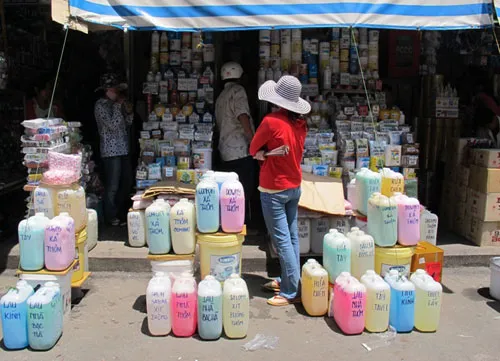 Hóa chất hiện đang được buôn bán công khai tại chợ Kim Biên