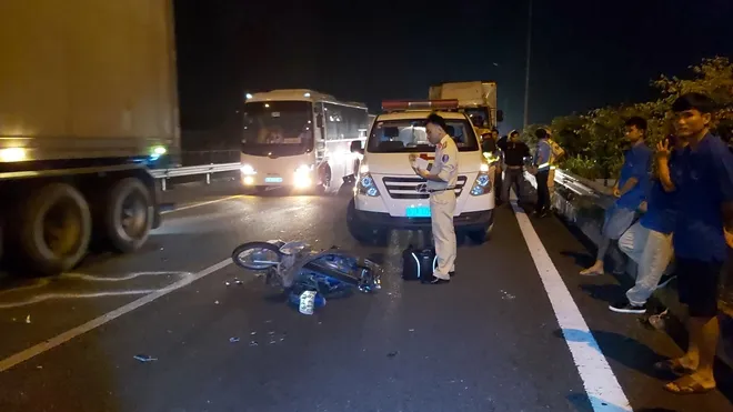 Tin tức tai nạn giao thông hôm nay 23/10/2019: Xe máy đi vào đường cao tốc, gây họa cho nhiều ôtô