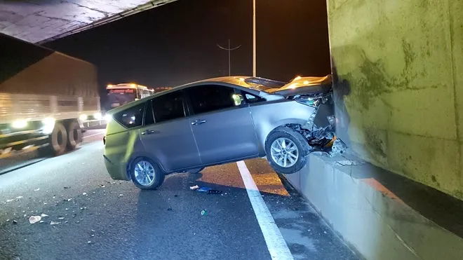 Tin tức tai nạn giao thông hôm nay 23/10/2019: Xe máy đi vào đường cao tốc, gây họa cho nhiều ôtô