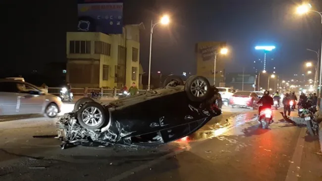 Tin tức tai nạn giao thông hôm nay 25/10/2019: Tai nạn liên hoàn trên cầu Vĩnh Tuy, 3 xế hộp nát bét