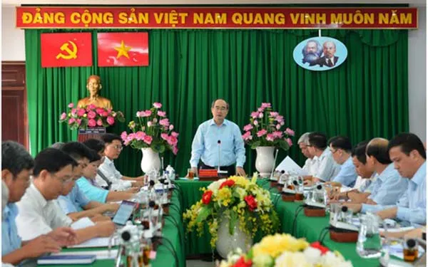Bí thư Thành ủy TPHCM Nguyễn Thiện Nhân đến hiện trường làm việc