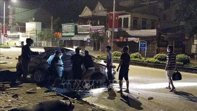 Tin tức tai nạn giao thông hôm nay 26/10/2019: Xe ôtô bị xe khách tông nát, khiến 3 người tử vong
