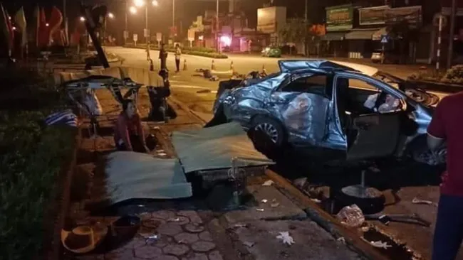 Tin tức tai nạn giao thông hôm nay 26/10/2019: Xe ôtô bị xe khách tông nát, khiến 3 người tử vong