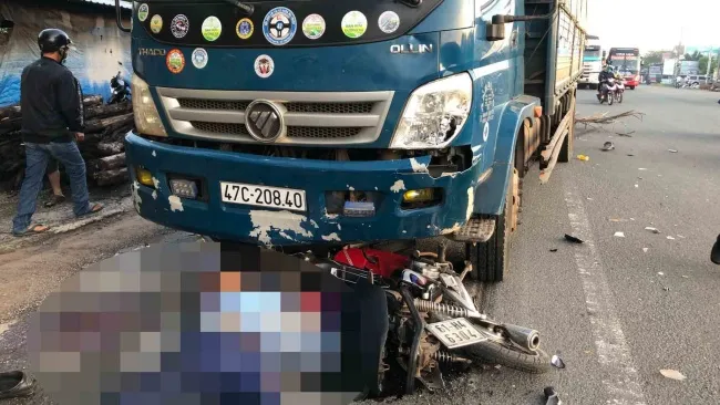 Tin tức tai nạn giao thông hôm nay 27/10/2019: Xe tải cuốn xe máy vào gầm, 1 người thiệt mạng
