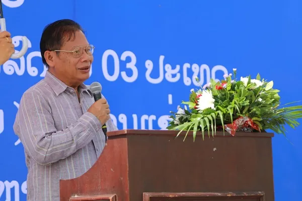 Ông Sihun Sith Thi Lư Xay, Phó Chủ tịch thủ đô Viêng Chăn phát biểu chào mừng đoàn đua. 