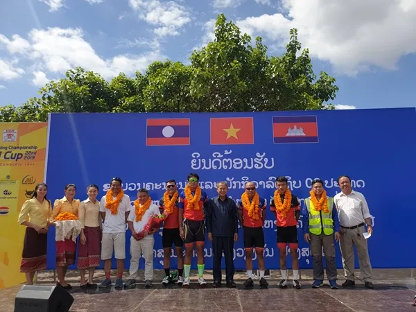 Đội đua Lào được nhận thưởng của lãnh đạo địa phương khi về đến thủ đô Viêng Chăn (Lào). 