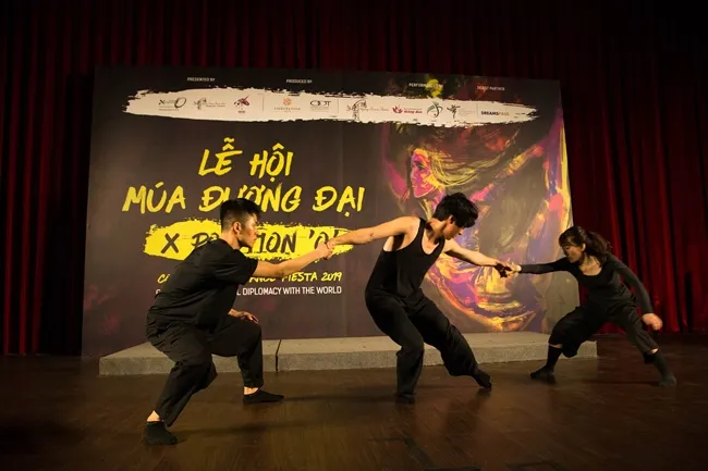 Các nghệ sỹ biểu diễn trong ngày công bố chương trình Lễ hội múa đương đại. 