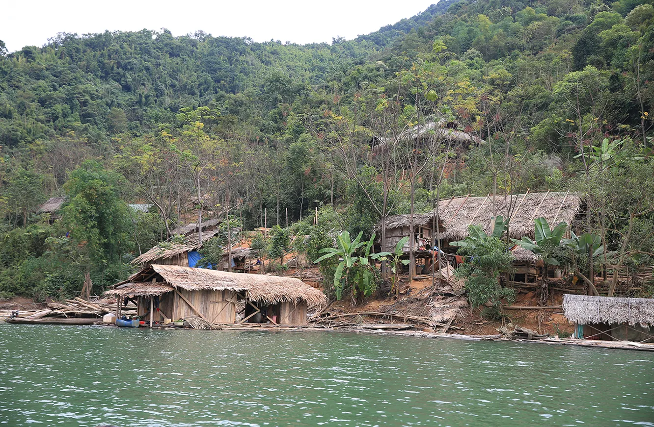 Các bản làng nằm bên lòng hồ thủy điện Bản Vẽ, huyện Tương Dương (Nghệ An)