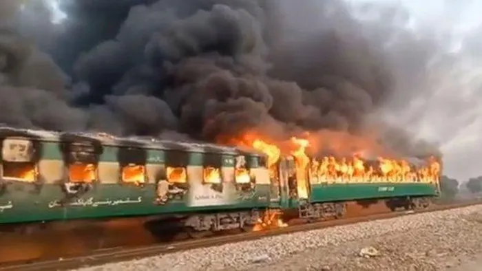 Pakistan: Xe lửa bất ngờ bốc cháy khiến ít nhất 65 người thiệt mạng