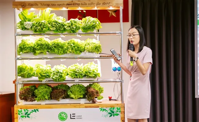 Bà Lê Thị Kim Cương chia sẻ những tiện ích của kệ rau thông minh. 