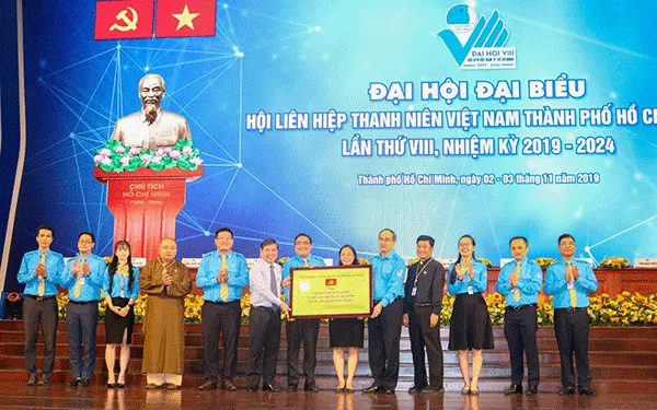 Bí thư Thành ủy Nguyễn Thiện Nhân trao tặng Bảng Đồng của Ban Chấp hành Đảng bộ TPHCM cho tập thể Hội Liên hiệp thanh niên Việt Nam TPHCM