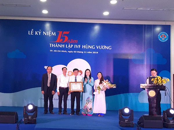 Phó Giáo sư Tăng Chí Thượng – Phó Giám đốc Sở Y tế TPHCM trao bằng khen cho tập thể khoa Hiếm muộn – Bệnh viện Hùng Vương