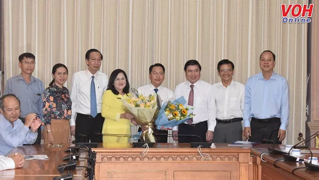 ông Nguyễn Thành Phong, Chủ tịch UBND TPHCM trao quyết định bổ nhiệm ông Nguyễn Tấn Phát giữ chức vụ Giám đốc Học viện Cán bộ TPHCM