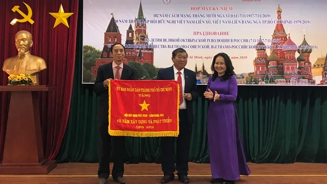 Phó Chủ tịch phụ trách Liên hiệp Các tổ chức hữu nghị TP Nguyễn Thị Hồng Diễm trao Cờ truyền thống của UBND TP cho Hội hữu nghị Việt – Nga TPHCM.