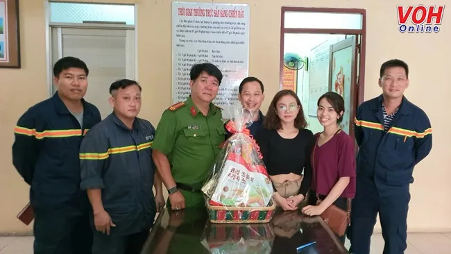 Chị Trần Thị Ngọc Oanh (Người thứ ba từ phải qua) cùng bạn chụp hình lưu niệm với Ban Chỉ huy Đội Cảnh sát PCCC và CNCH - Công an quận Gò Vấp
