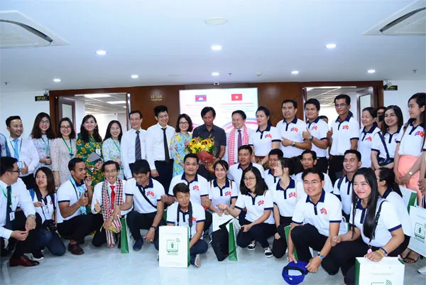 Các nhà báo trẻ Campuchia thăm và làm việc tại Trung tâm báo chí TPHCM