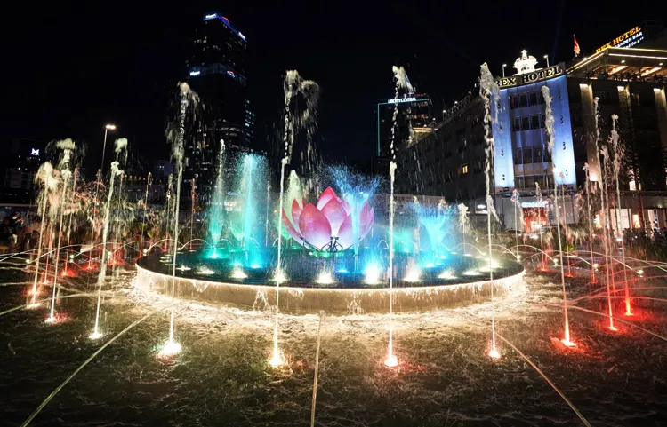 Đài phun nước trên phố đi bộ Nguyễn Huệ vừa được khánh thành. 