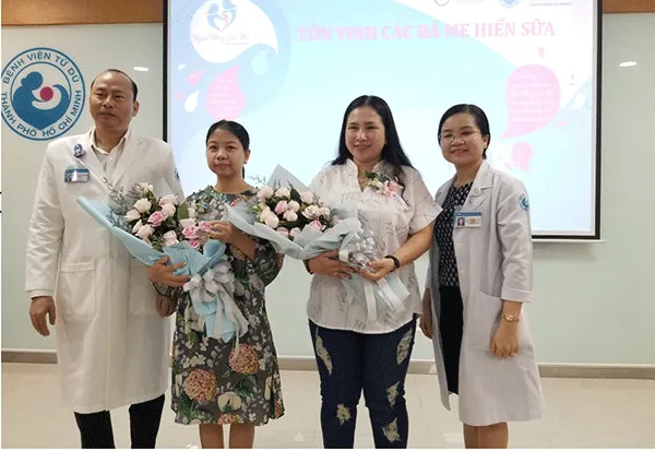 Bác sĩ Lê Quang Thanh tặng hoa cho các bà mẹ hiến sữa 