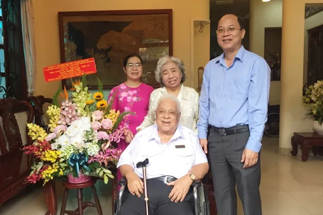 Ông Nguyễn Hồ Hải, Trưởng BTC Thành uỷ đã dẫn đoàn đến thăm và chúc mừng Nhà giáo Ưu tú, Giáo sư-Tiến sĩ Cao Minh Thì - Nguyên Giám đốc Sở GD&ĐT.