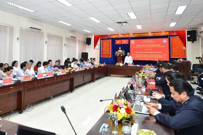 Ủy viên Bộ Chính trị, Bí thư Thành ủy TPHCM Nguyễn Thiện Nhân làm việc tại Cục Hải quan TPHCM. 