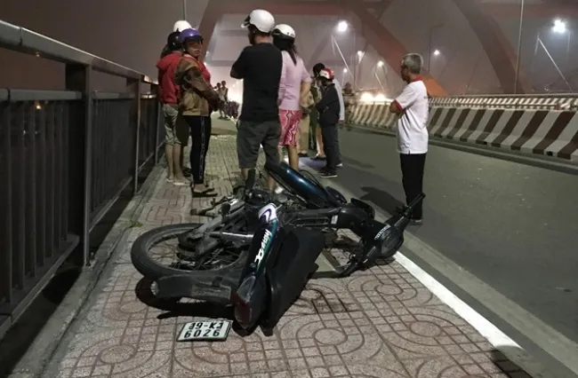 Tin tức tai nạn giao thông hôm nay 14/11/2019: Tông vào lề cầu Bình Lợi, 2 người thương vong 