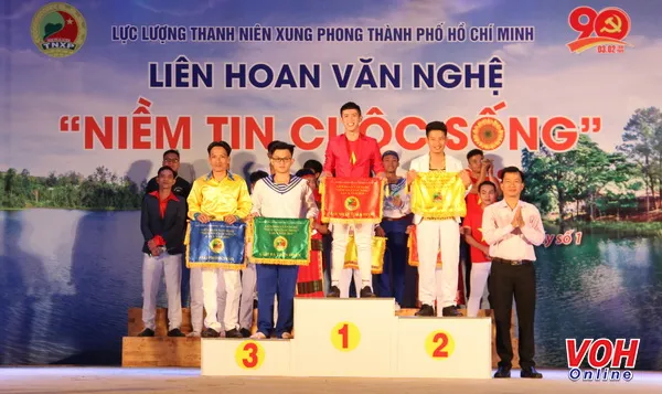 Ông Nguyễn Văn Bình, Phó chỉ huy Trưởng Lực lượng TNXP TPHCM trao giải cho 3 đơn vị đạt giải Nhất, Nhì, Ba toàn đoàn.