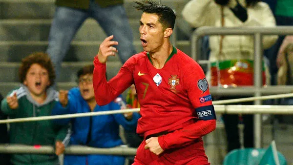 Ronaldo ghi 3 bàn giúp Bồ Đào Nha có chiến thắng đậm trước Lithuania.