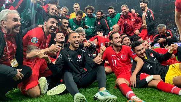 Các cầu thủ Thổ Nhĩ Kỳ ăn mừng sau khi đoạt vé dự vòng chung kết Euro 2020 sớm 1 lượt đấu.