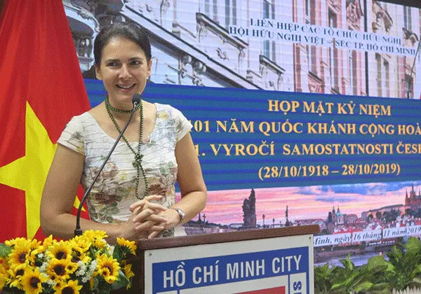Bà Dana Eltomova - Lãnh sự Đại sứ quán Cộng hòa Séc tại Việt Nam phát biểu.