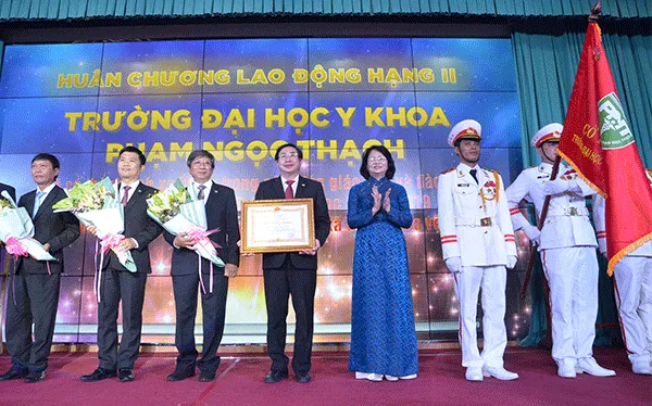 Trường Đại học Y khoa Phạm Ngọc Thạch đón nhận Huân chương Lao động hạng Nhì