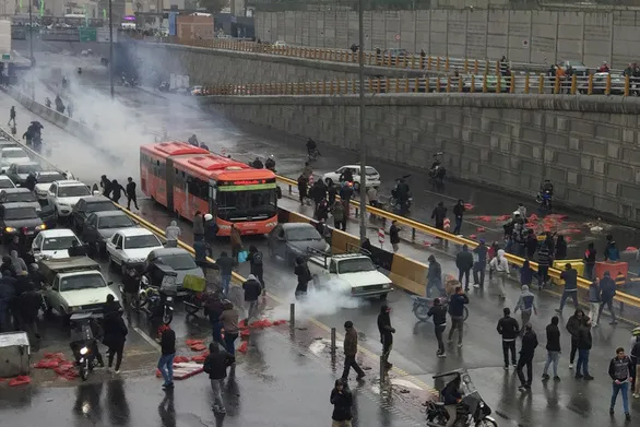 Iran: Người dân xuống đường biểu tình sau khi giá xăng tăng 1 ngày
