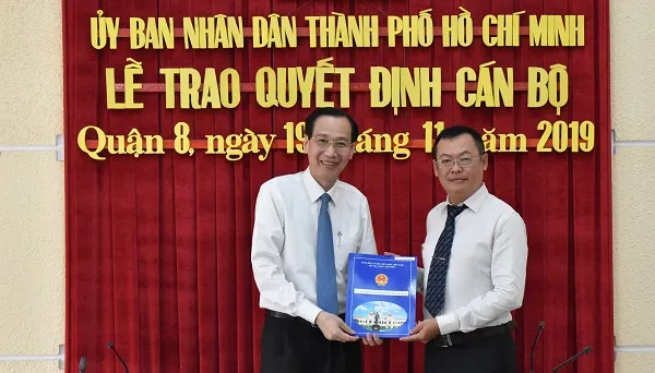 Phó Chủ tịch Thường trực UBND TP Lê Thanh Liêm, trao quyết định, ông Phạm Quang Tú, phó chủ tịch UBND quận 8.