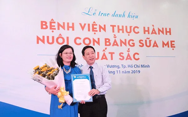 Bệnh viện Hùng Vương được trao danh hiệuxuất sắc