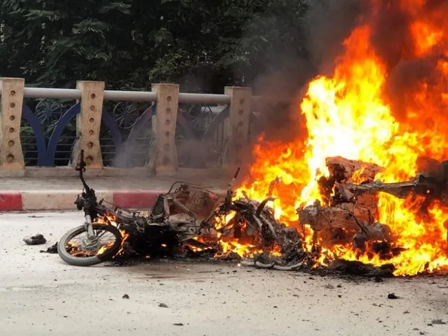 Tin tức tai nạn giao thông hôm nay 20/11/2019: Xe Mercedes đâm xe máy rồi bốc cháy, 1 người tử vong 