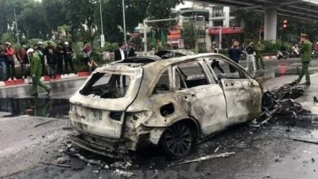 CSGT liều mình lao vào cứu người mắc kẹt trong vụ cháy Mercedes