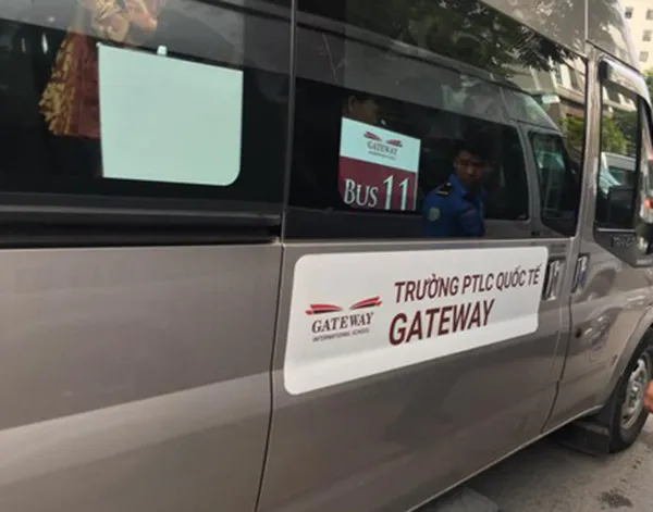 Một trong những chiếc xe bus đưa đón học sinh của trường Gateway