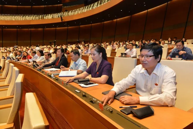 Các đại biểu ấn nút thông qua Bộ luật Lao động sửa đổi. Ảnh: VGP/ Nhật Bắc.