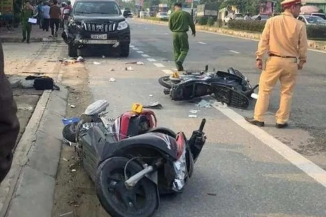 Tin tức tai nạn giao thông hôm nay 23/11/2019: Xế hộp tông 2 xe máy, 2 người thương vong