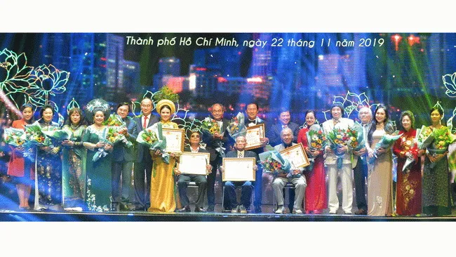 Bí thư Thành ủy TPHCM Nguyễn Thiện Nhân và Chủ tịch UBND TPHCM Nguyễn Thành Phong trao danh hiệu NSND cho các nghệ sĩ. 