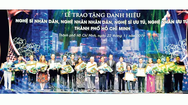 Phó Chủ tịch Thường trực UBND TPHCM Lê Thanh Liêm trao danh hiệu NSƯT cho các nghệ sĩ. 