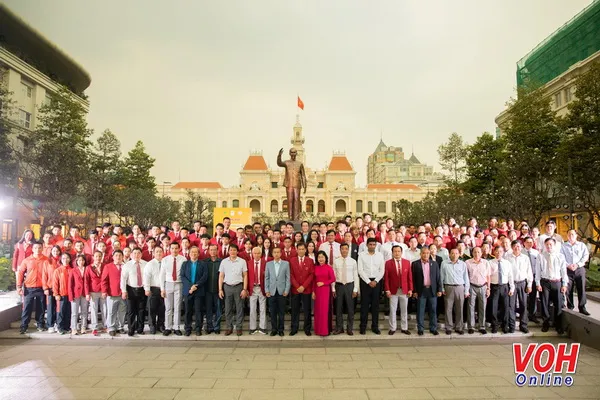Đoàn thể thao Việt Nam phía Nam dâng hương và chụp ảnh lưu niệm trước tượng đài Chủ tịch Hồ Chí Minh