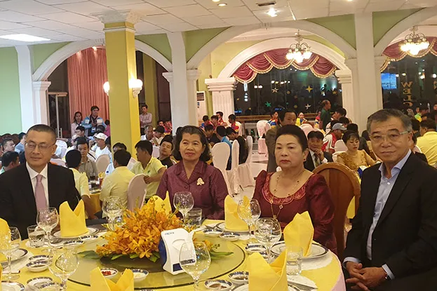Phó Thủ tướng  Campuchia (Thứ hai từ trái sang) dự Gala cùng đoàn đua