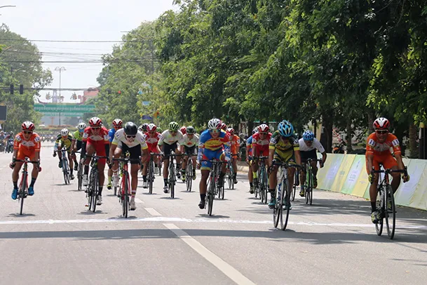 Đoàn đua về đích tại tỉnh Kampong Cham (Campuchia)