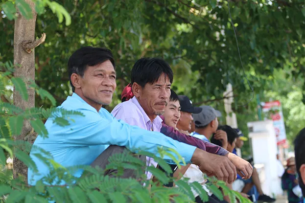 Người hâm mộ Campuchia chờ đón đoàn đua ở đích đến, tại đài tưởng niệm quân tình nguyện Việt Nam ở tỉnh Stung Treng, Campuchia